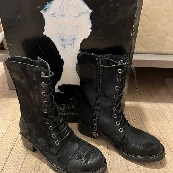 NIB Donald J Pliner Women Gayora Combat Boots Black Suede (size 6) - Picture 3 of 4